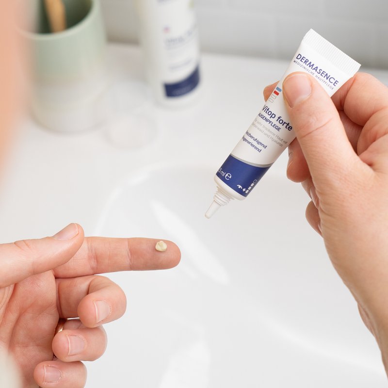 Foto delle mani che mostrano la consistenza del prodotto.