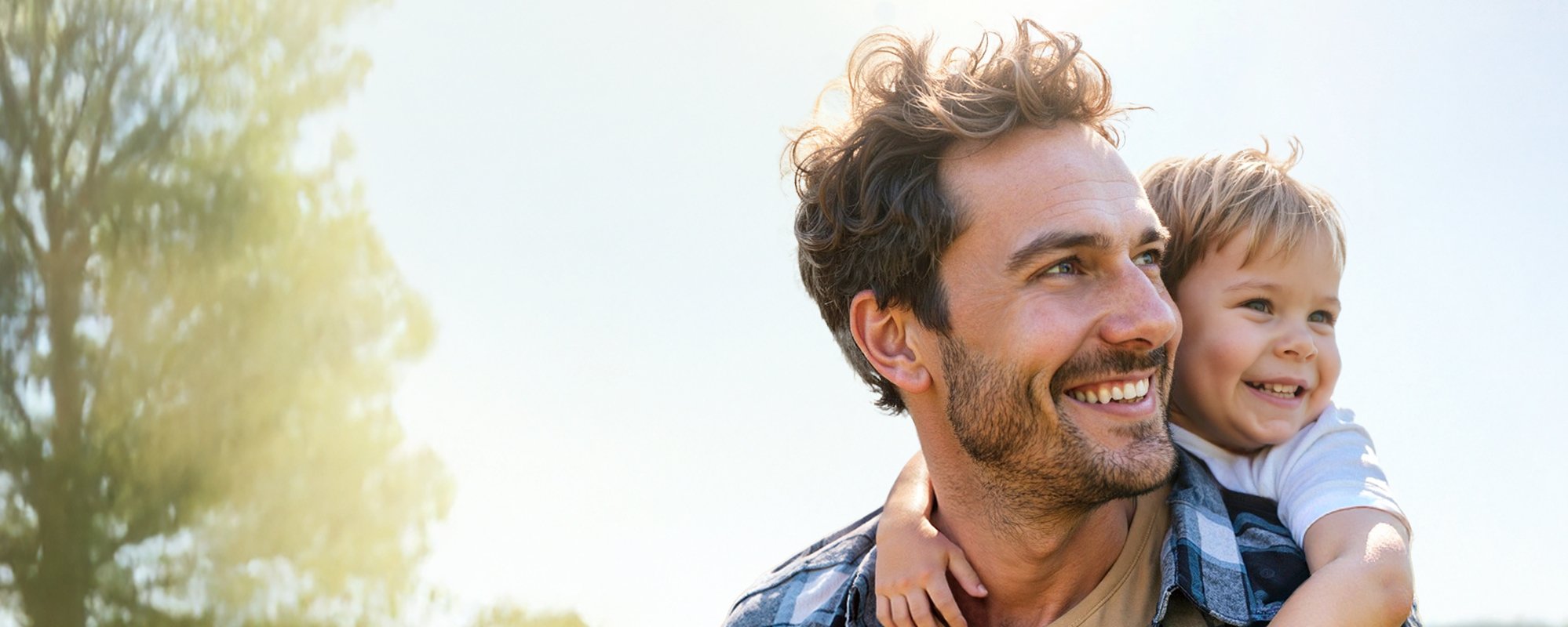 Scène ensoleillée, un père porte son fils sur son dos