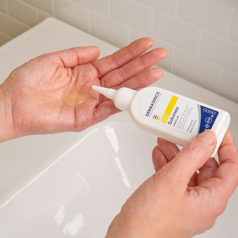 Photo de mains montrant la texture du produit.