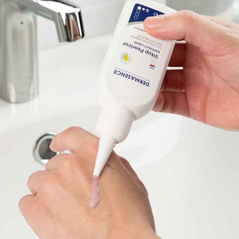 Photo de mains montrant la texture du produit.