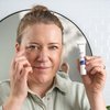 Foto van een vrouw die het product aanbrengt.
