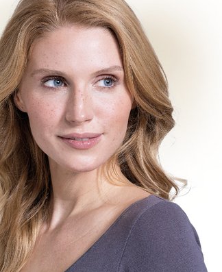 [Translate to Englisch:] Blonde Frau mit trockener Haut