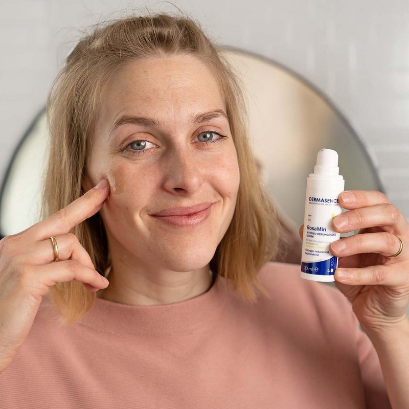 Foto van een vrouw die het product aanbrengt.