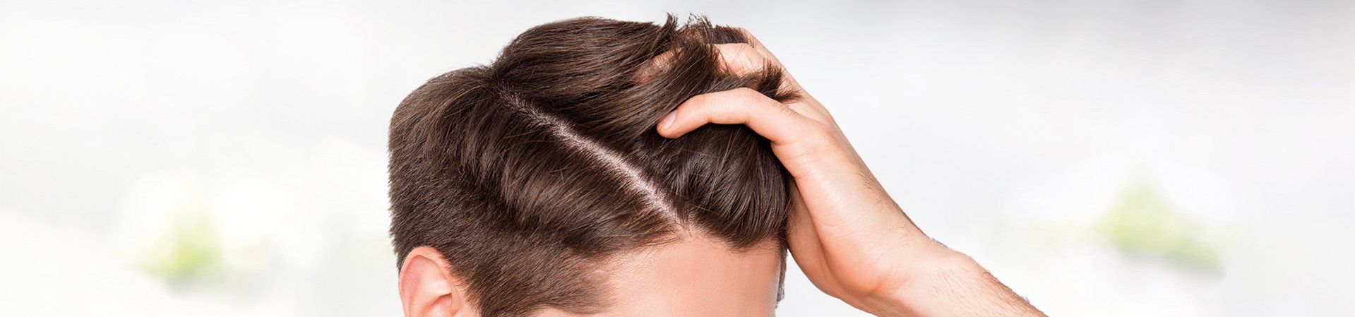 Uomo con i capelli grassi Uomo che si accarezza i capelli