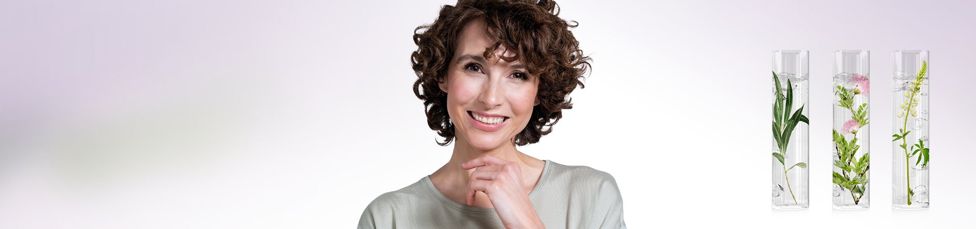 Brunette vrouw van middelbare leeftijd en werkzame stoffen in een reageerbuis