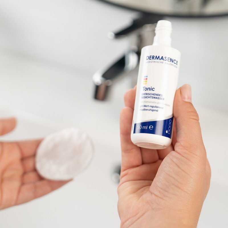 Foto van handen die de textuur van het product laten zien.