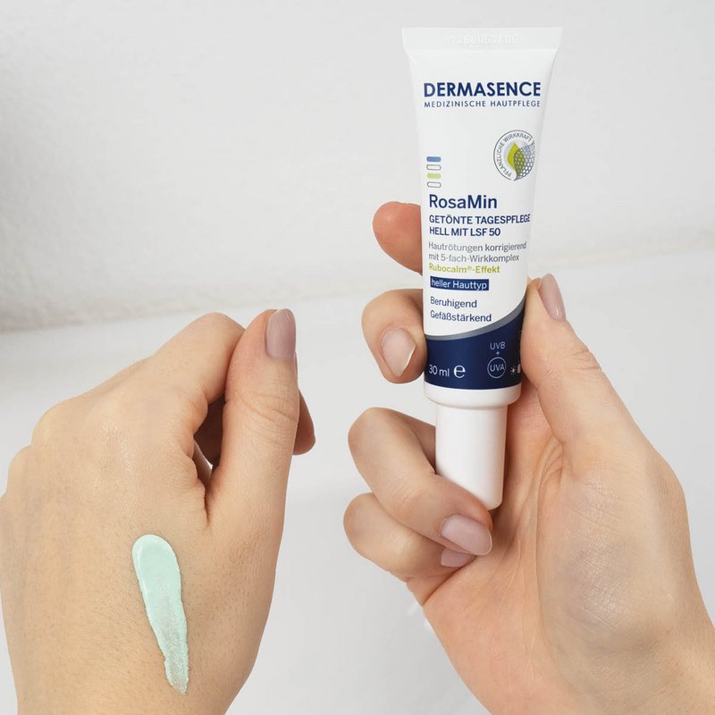 Foto van handen die de textuur van het product laten zien.