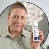 Foto van een vrouw die het product aanbrengt.