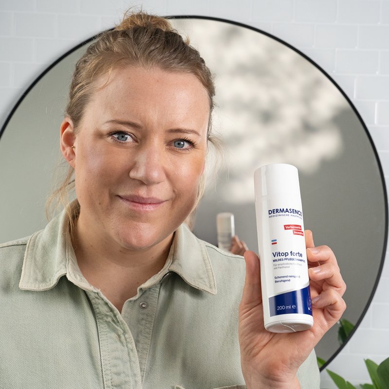 Foto van een vrouw die het product aanbrengt.