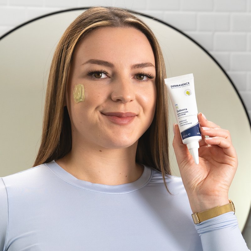 Foto di una donna che applica il prodotto.