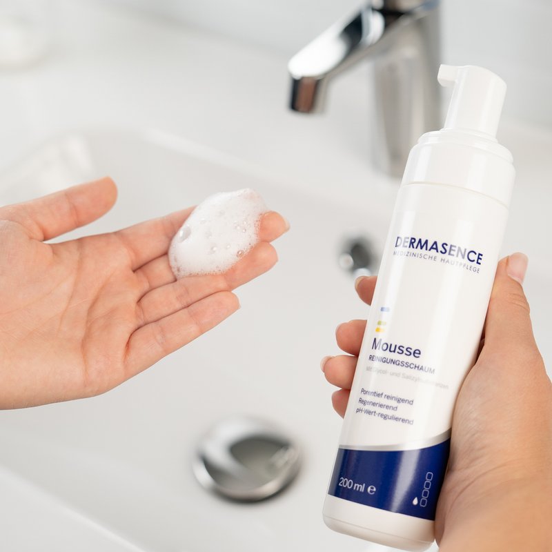 Foto van handen die de textuur van het product laten zien.