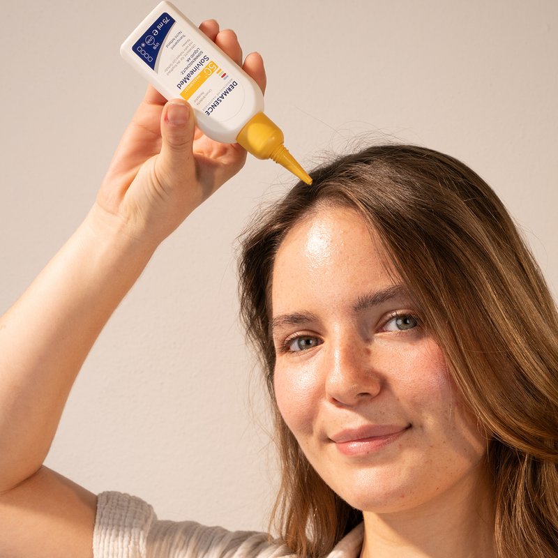 Photo d'une femme appliquant le produit.