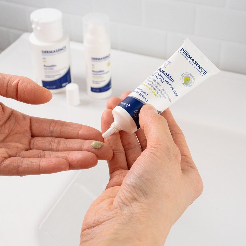 Foto van handen die de textuur van het product laten zien.