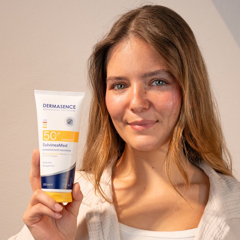 Foto di una donna che applica il prodotto.