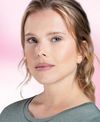 [Translate to Englisch:] Blonde Frau mit Hautrötungen