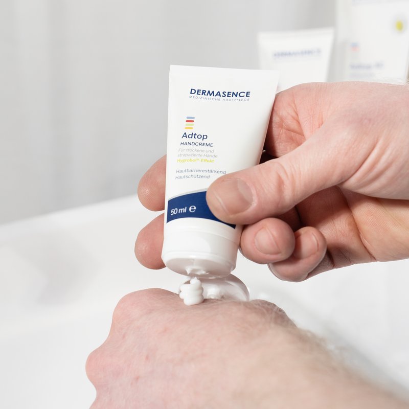 Foto van handen die de textuur van het product laten zien.