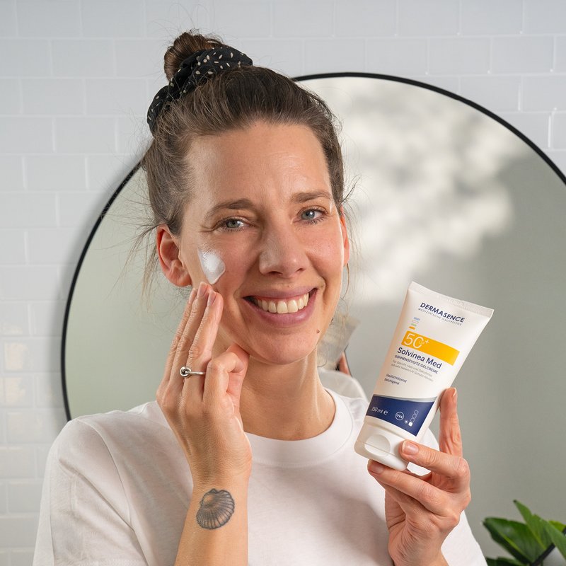 Foto van een vrouw die het product aanbrengt.