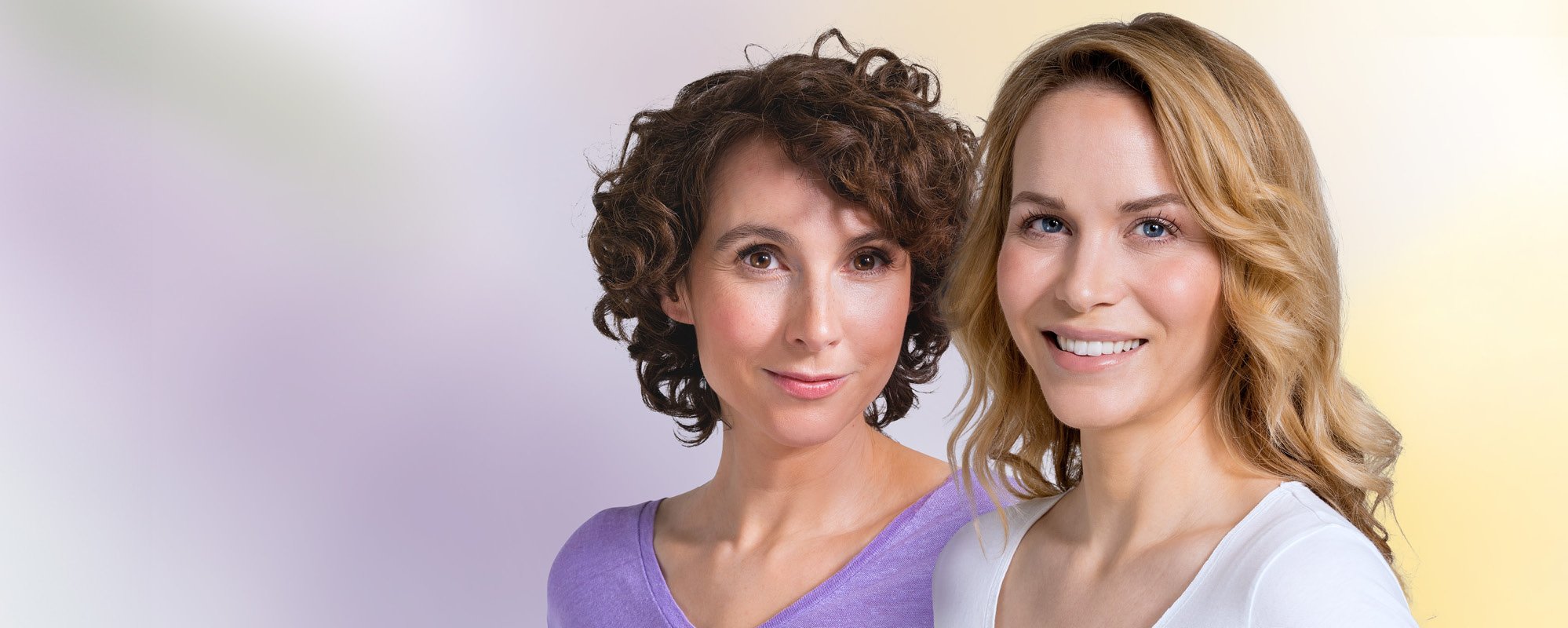 Femme blonde, souriante