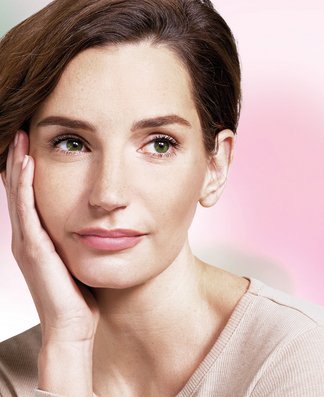 Femme brune à la peau rougeâtre