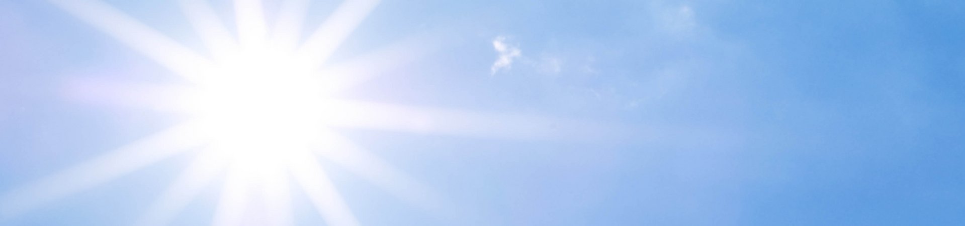 Ciel bleu avec un soleil clair, éclatant