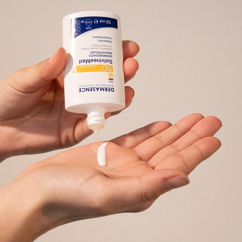 Foto delle mani che mostrano la consistenza del prodotto.