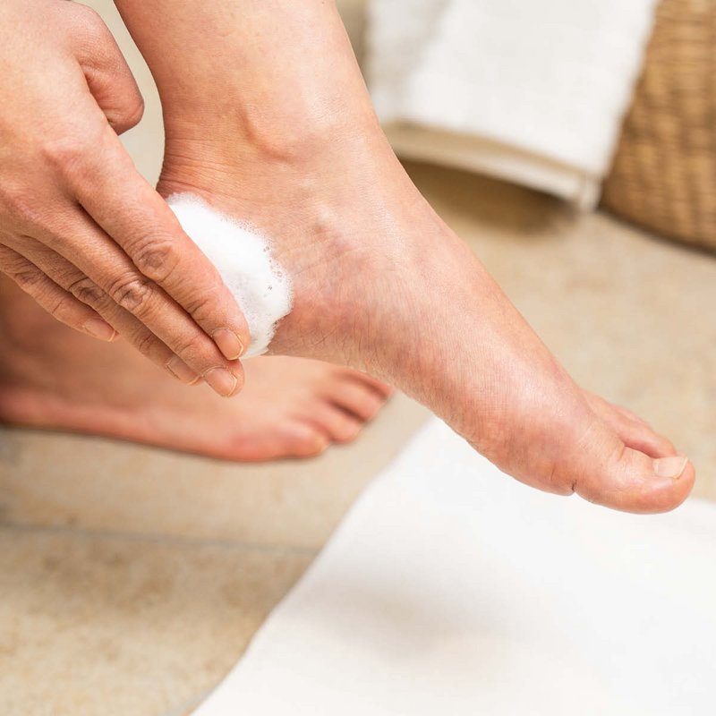 Photo de mains montrant la texture du produit.