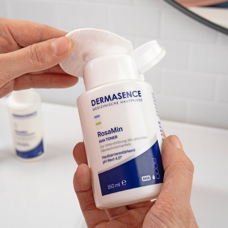 Foto van handen die de textuur van het product laten zien.