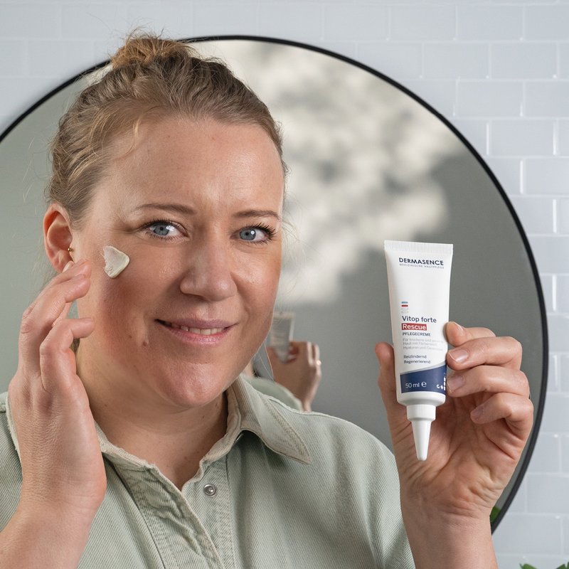 Photo d'une femme appliquant le produit.