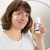 Foto van een vrouw die het product aanbrengt.
