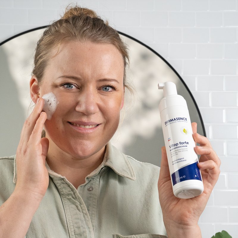 Foto di una donna che applica il prodotto.