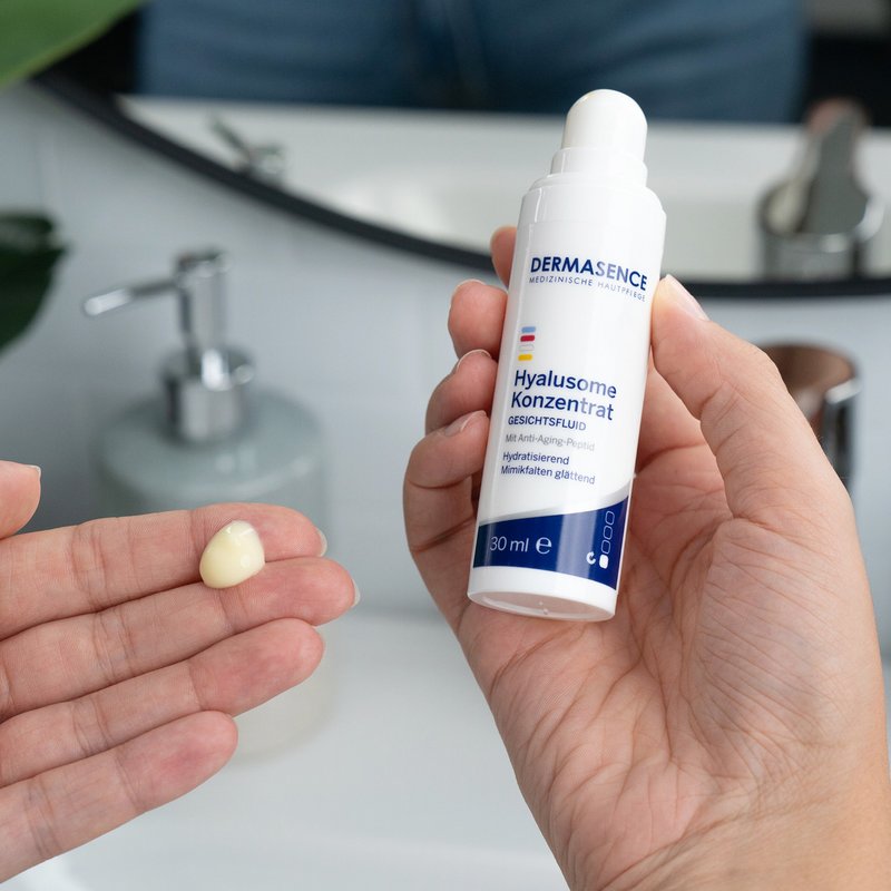 Photo of hands showing the texture of the product.