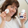 Foto van een vrouw die het product aanbrengt.