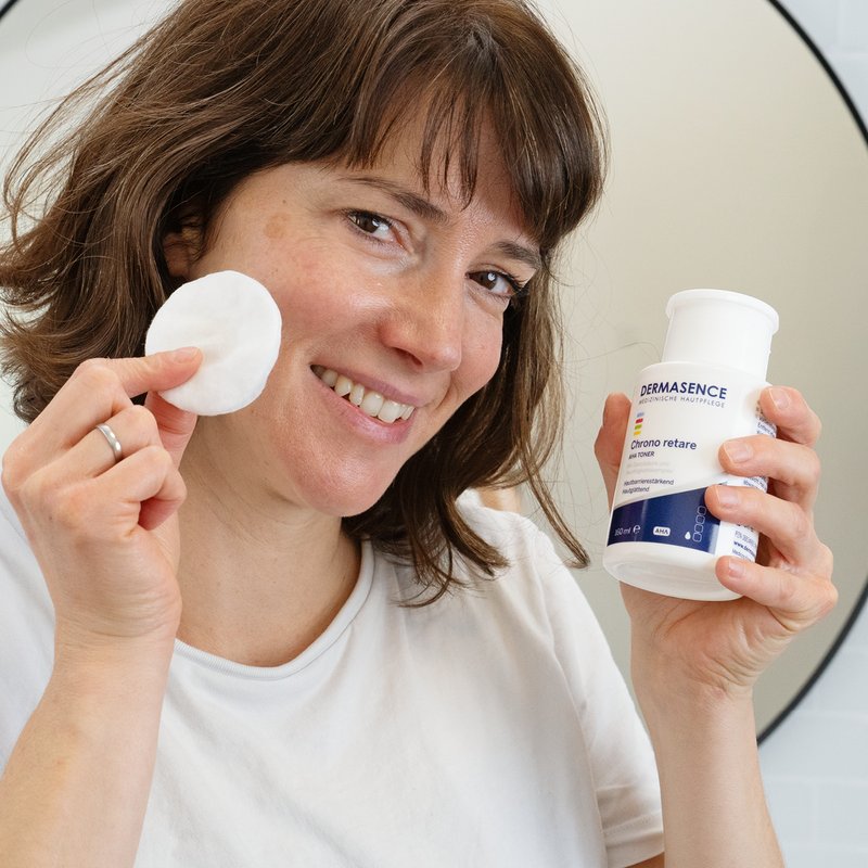 Foto van een vrouw die het product aanbrengt.