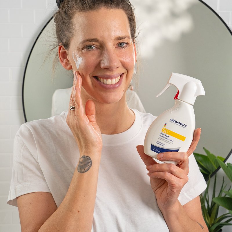 Foto van een vrouw die het product aanbrengt.