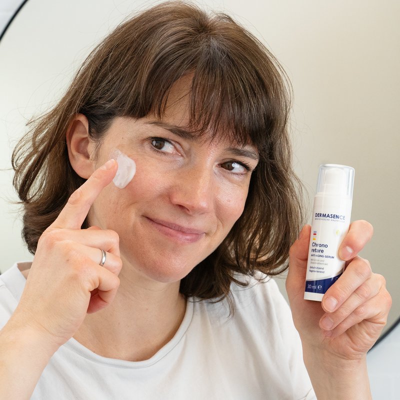 Foto van een vrouw die het product aanbrengt.