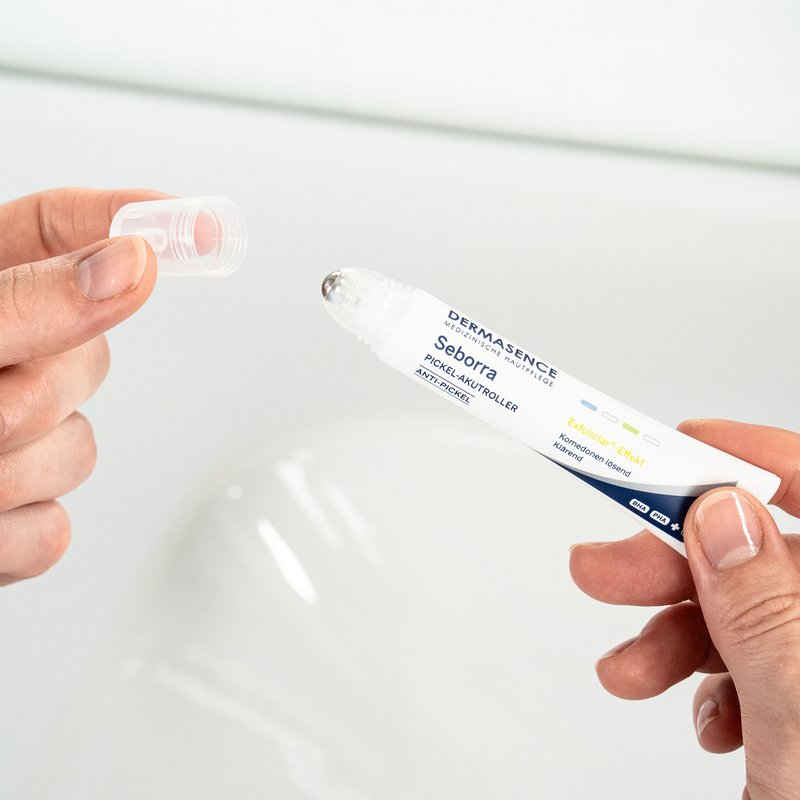 Foto van handen die de textuur van het product laten zien.
