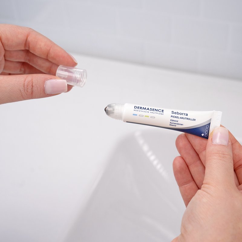 Foto van handen die de textuur van het product laten zien.