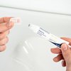 Foto van handen die de textuur van het product laten zien.