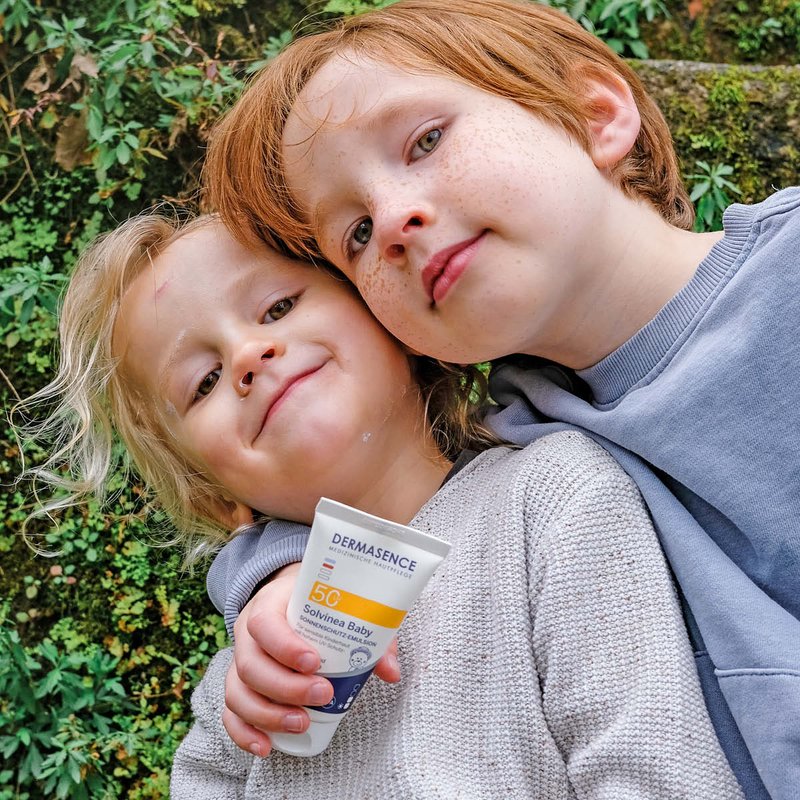 Deux enfants avec le produit à la main.