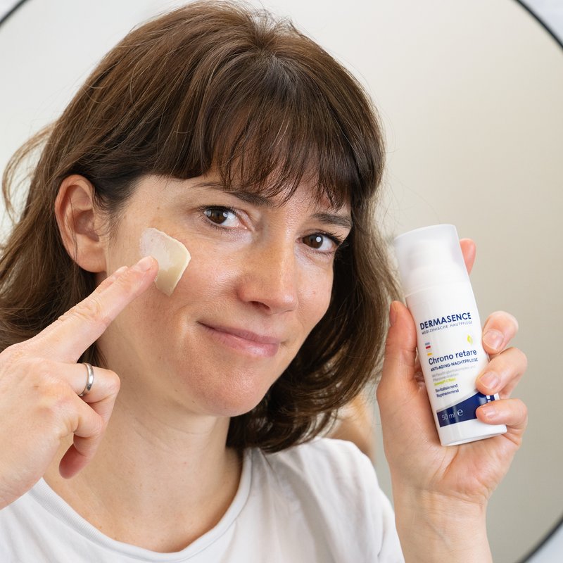 Foto van een vrouw die het product aanbrengt.