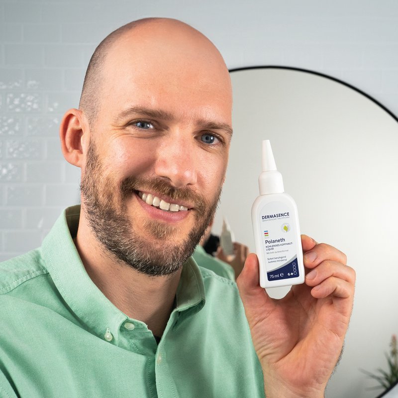 Foto van een man die het product aanbrengt.