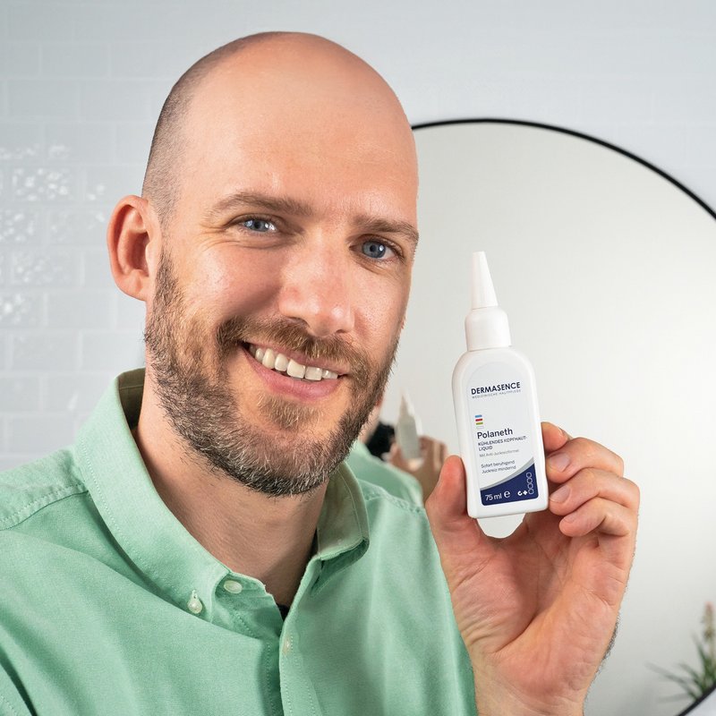 Foto van een man die het product aanbrengt.