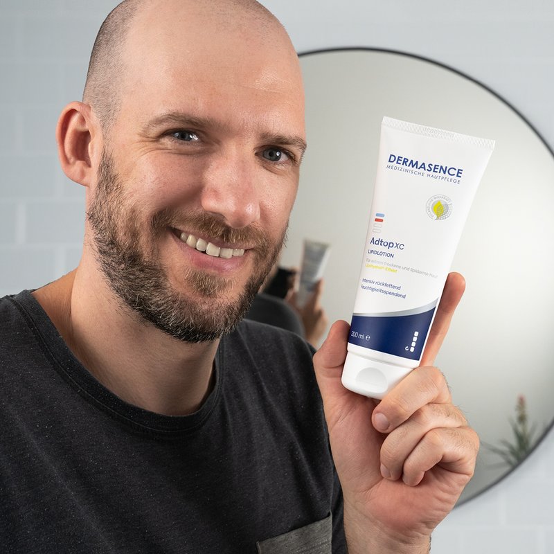 Foto van een man die het product aanbrengt.