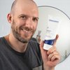 Foto van een man die het product aanbrengt.