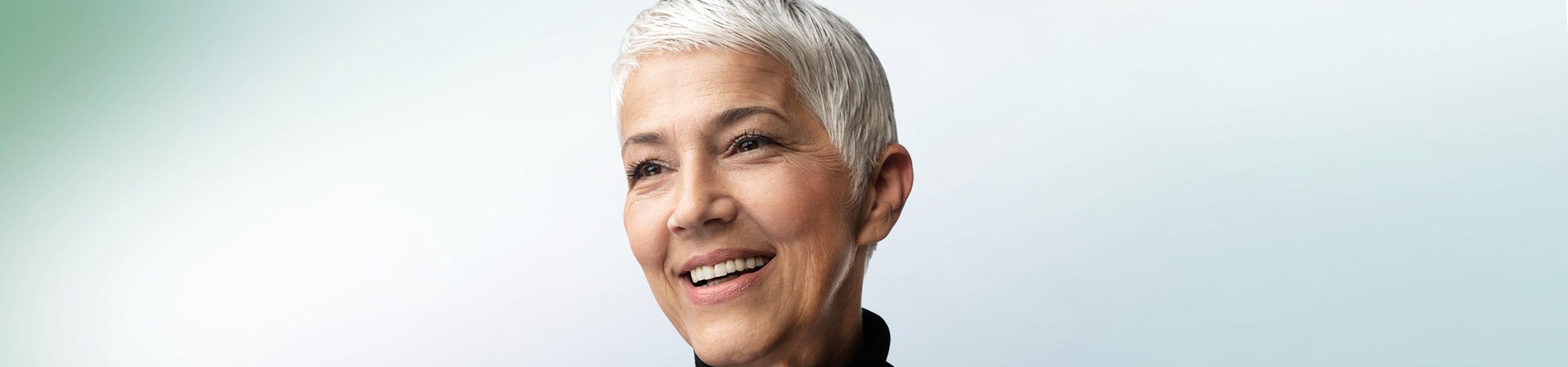 [Translate to Englisch:] Lächelnde Frau mit kurzen Haaren