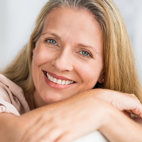 Glimlachende vrouw met lichte rimpels