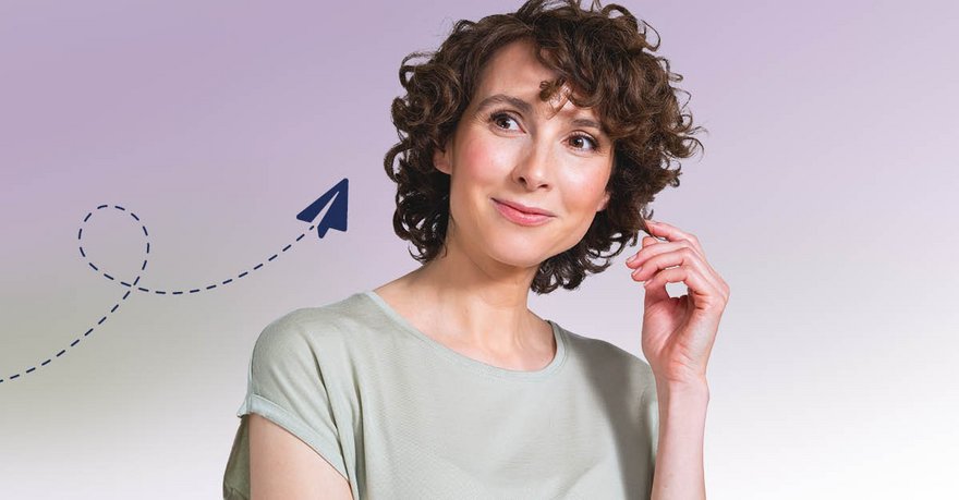 Bruinharige vrouw van middelbare leeftijd met krullen en een papiervlieger icoontje