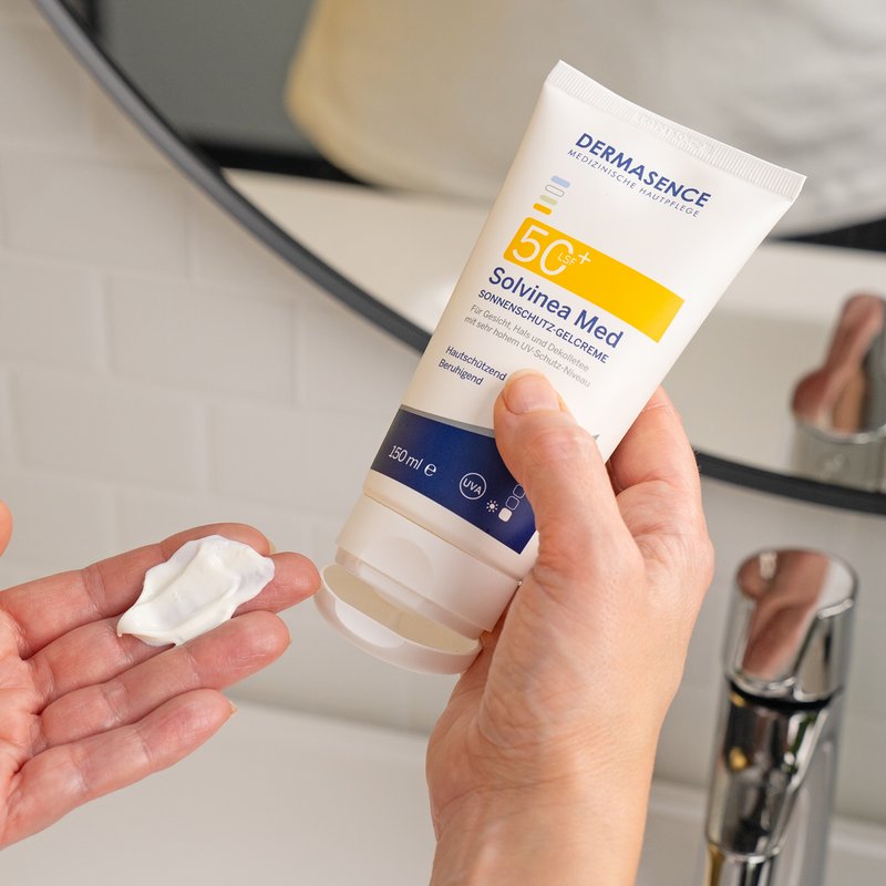 Foto van handen die de textuur van het product laten zien.