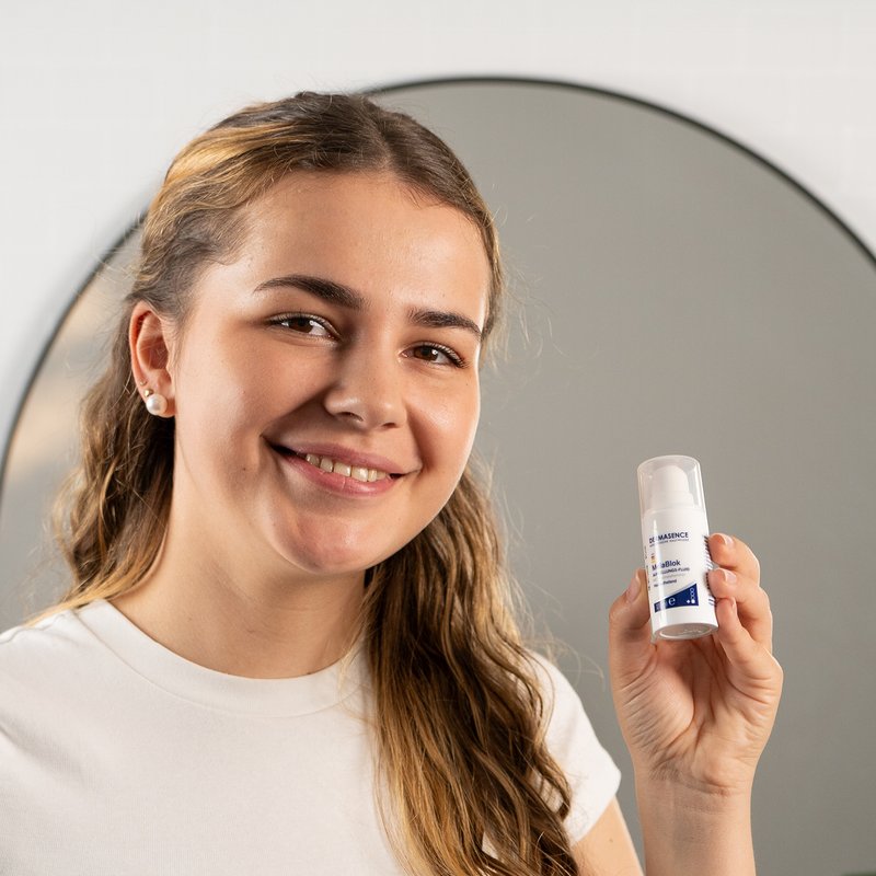Photo d'une femme appliquant le produit.