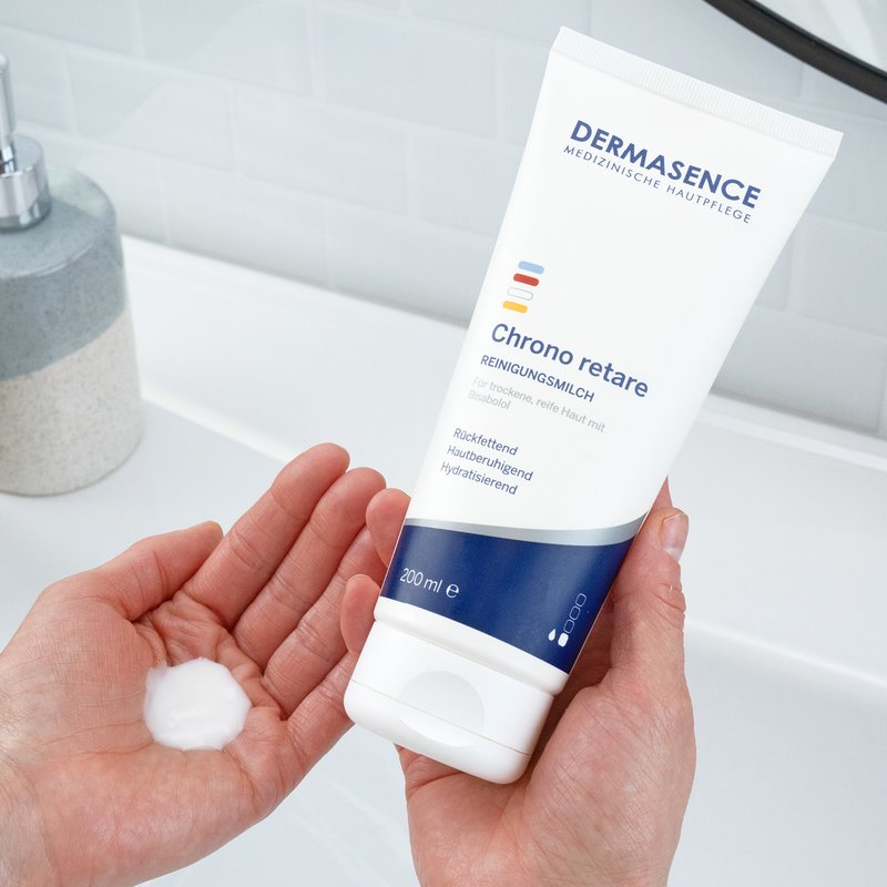 Foto van handen die de textuur van het product laten zien.